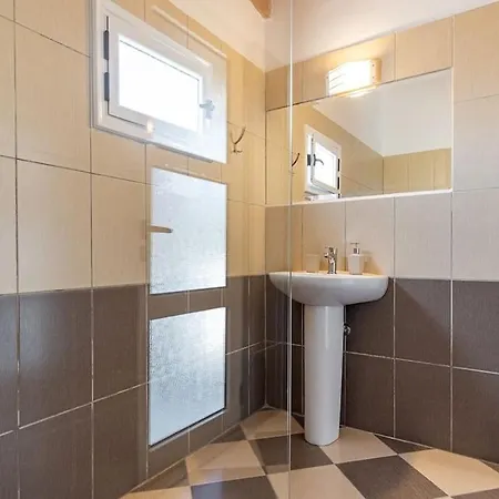 4 - 2 Bedrooms, Goro - Pool, Parking And Himare